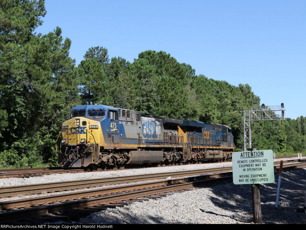 CSX 475 leads train L225's power past the signals at YD